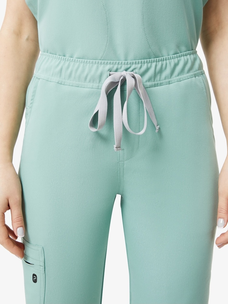 Медицинские брюки джоггеры женские зеленого  цвета WEARPLUS Ellis