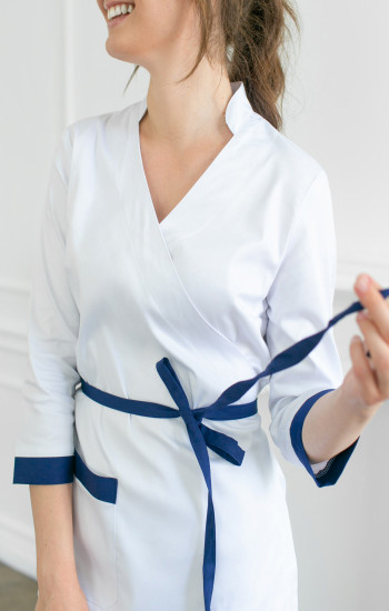 Медицинская женская блуза белая IvaMed №1
